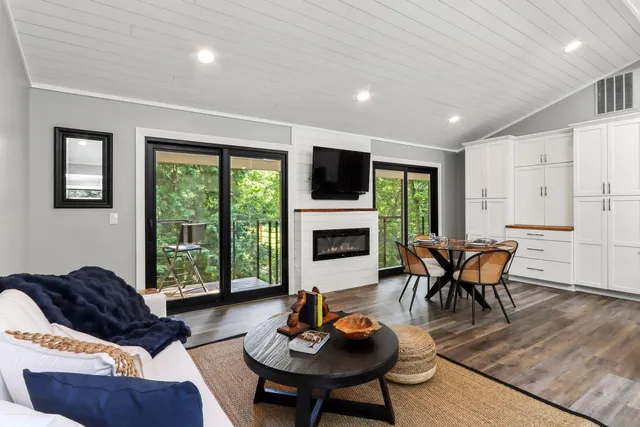 $724,900 | 350 South Lower Gardens Road, Fontana, WI 53125