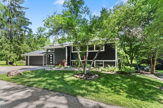 $724,900 | 350 South Lower Gardens Road, Fontana, WI 53125