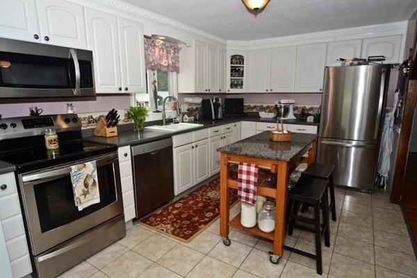 35 Hiawatha Road Woburn, MA 01801 - Photo 5 of 26 Gallery Image 5