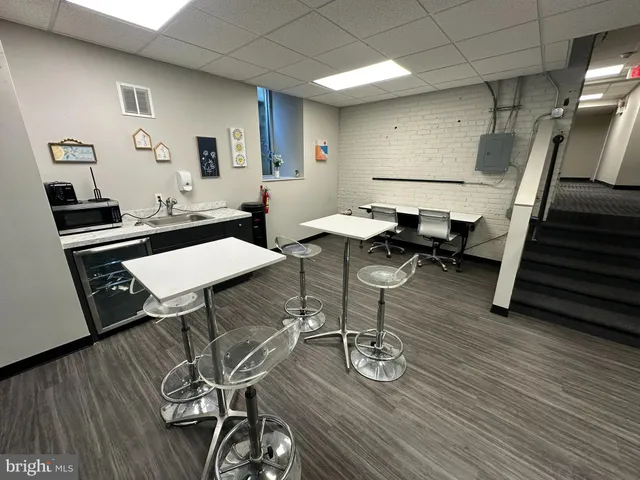 $1,050 | 437 West School House Lane, Unit D07, Philadelphia, PA 19144