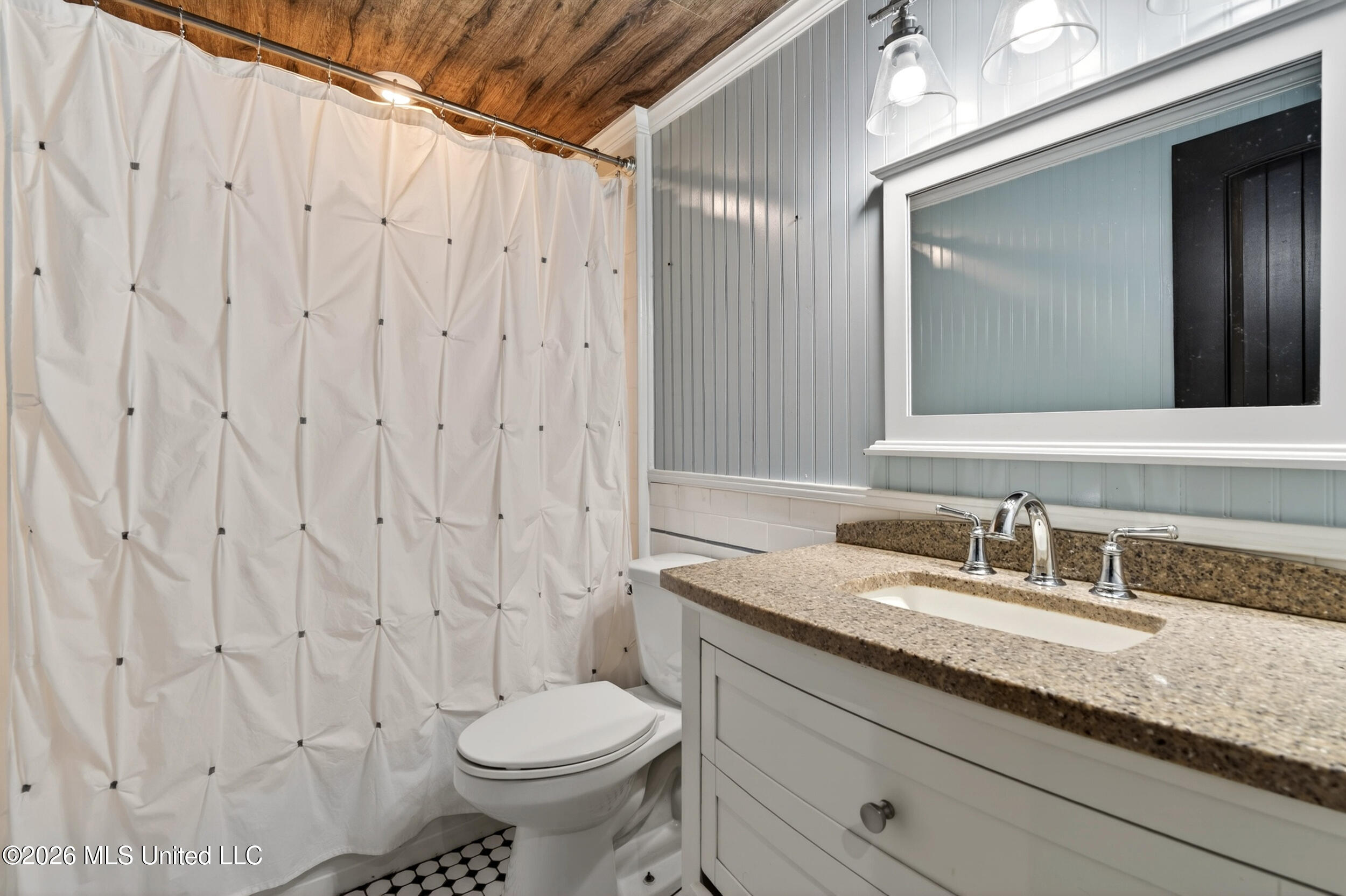 18 Gale Davis Road Lumberton, MS 39455 - Photo 35 of 67 35_35_hallwaybathroom