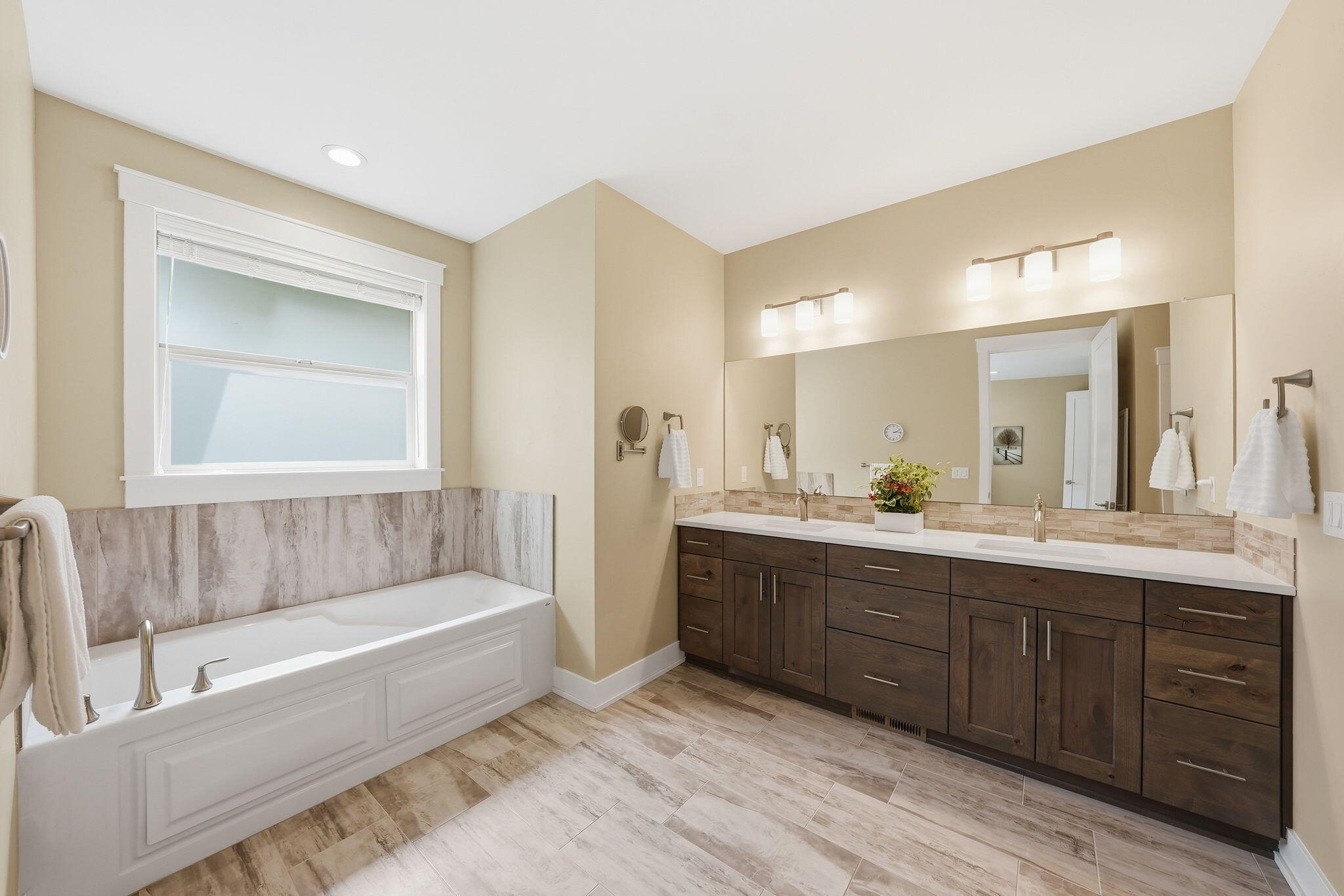 2714 Northwest 23rd Street Redmond, OR 97756 - Photo 21 of 57 a bathroom with a tub a sink and mirrors