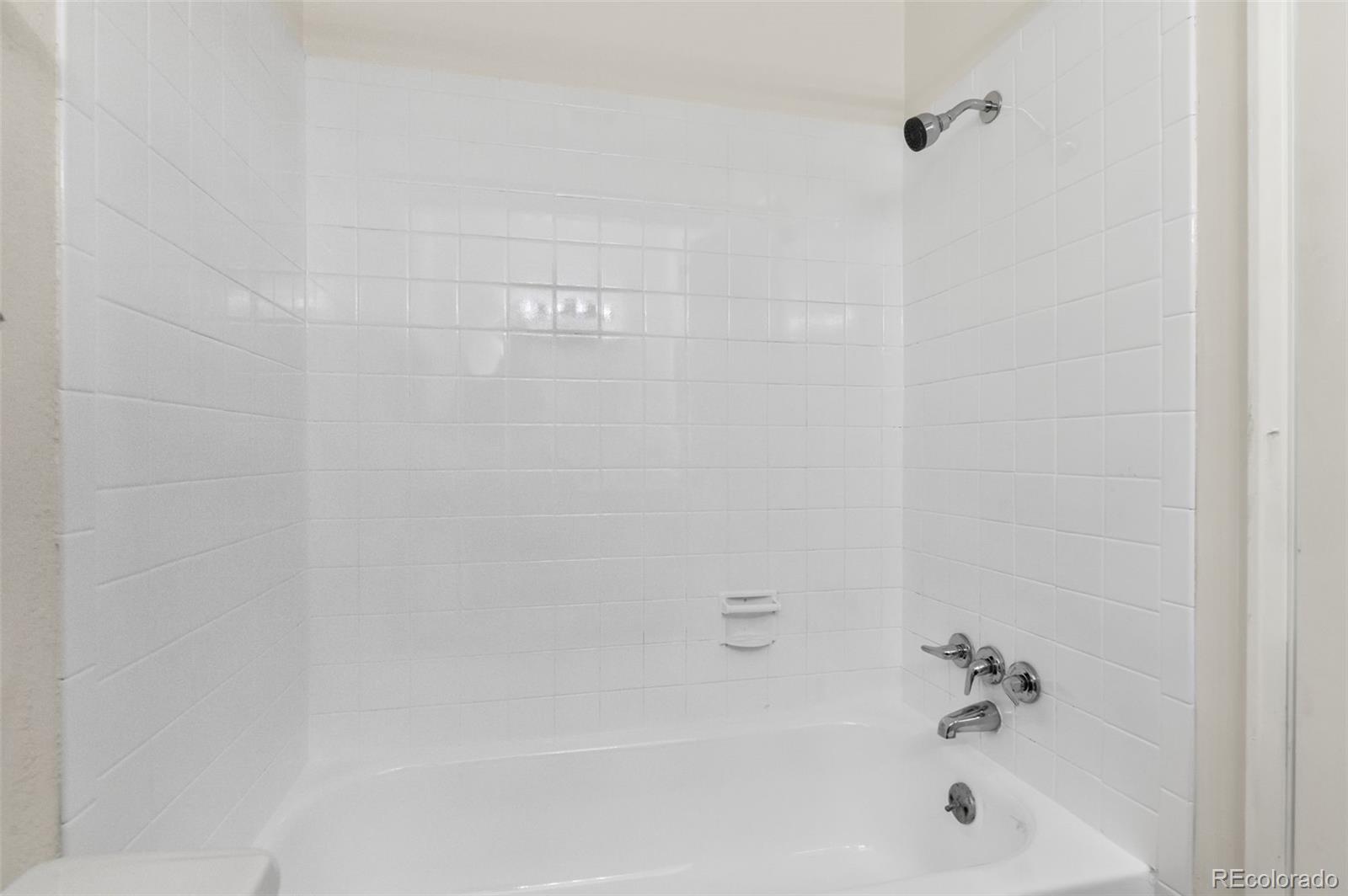 2707 Valmont Road, Unit 106 Boulder, CO 80304 - Photo 20 of 38 a bathroom with a bathtub