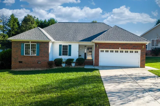 a view of front of a house with a yard