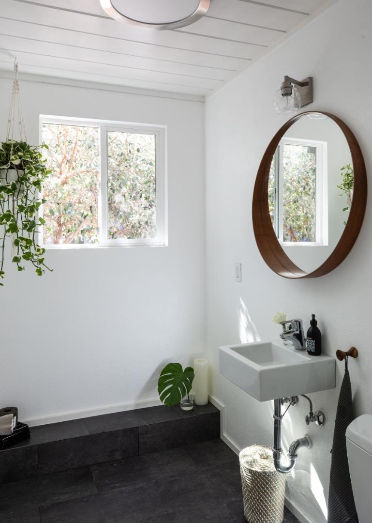 840 Sutter Avenue Palo Alto, CA 94303 - Photo 22 of 26 a room with a table and a potted plant