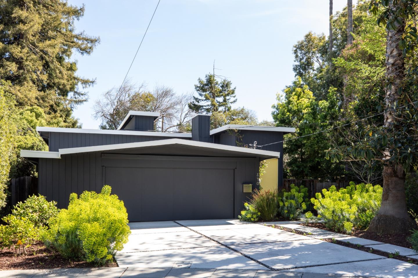 840 Sutter Avenue Palo Alto, CA 94303 - Photo 3 of 26 a front view of a house with a yard