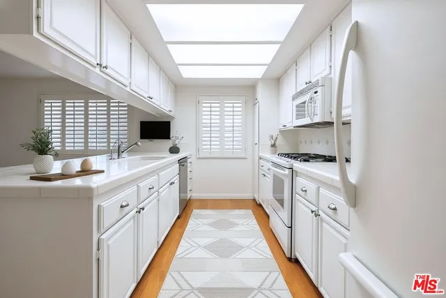 $5,975 | 1411 12th Street, Unit 2, Manhattan Beach, CA 90266