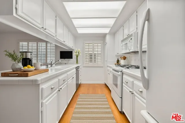 $6,200 | 1411 12th Street, Unit 2, Manhattan Beach, CA 90266