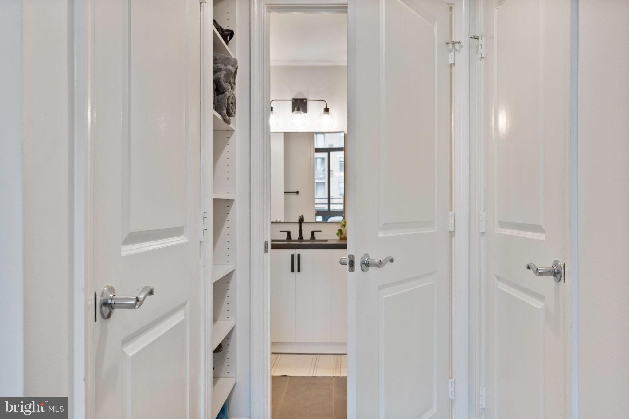 3650 South Glebe Road, Unit 450 Arlington, VA 22202 - Photo 22 of 60 a bathroom with a bathtub