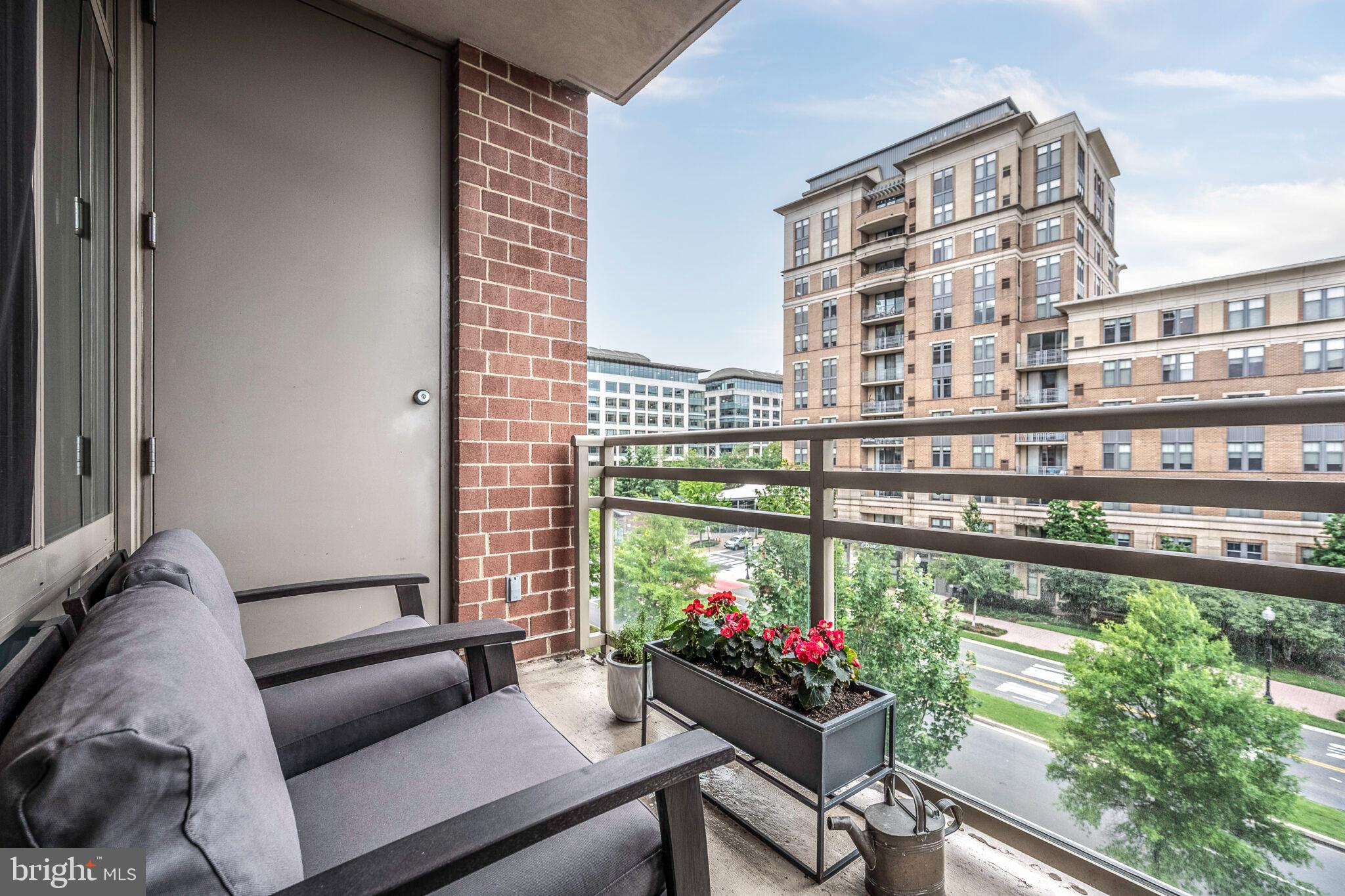3650 South Glebe Road, Unit 450 Arlington, VA 22202 - Photo 25 of 60 a living room with furniture and a potted plant