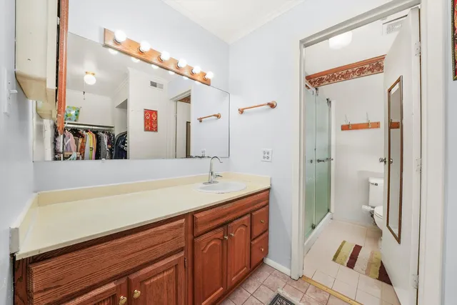 $220,000 | 6107 Knoll Valley Drive, Unit 308, Willowbrook, IL 60527