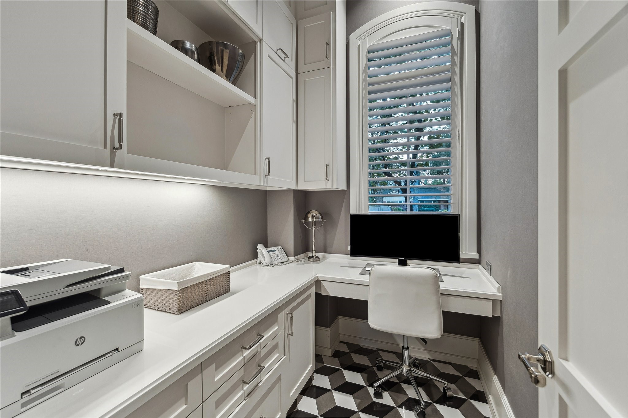 220 Merrie Way Lane Houston, TX 77024 - Photo 21 of 50 a room with a chair and white cabinets