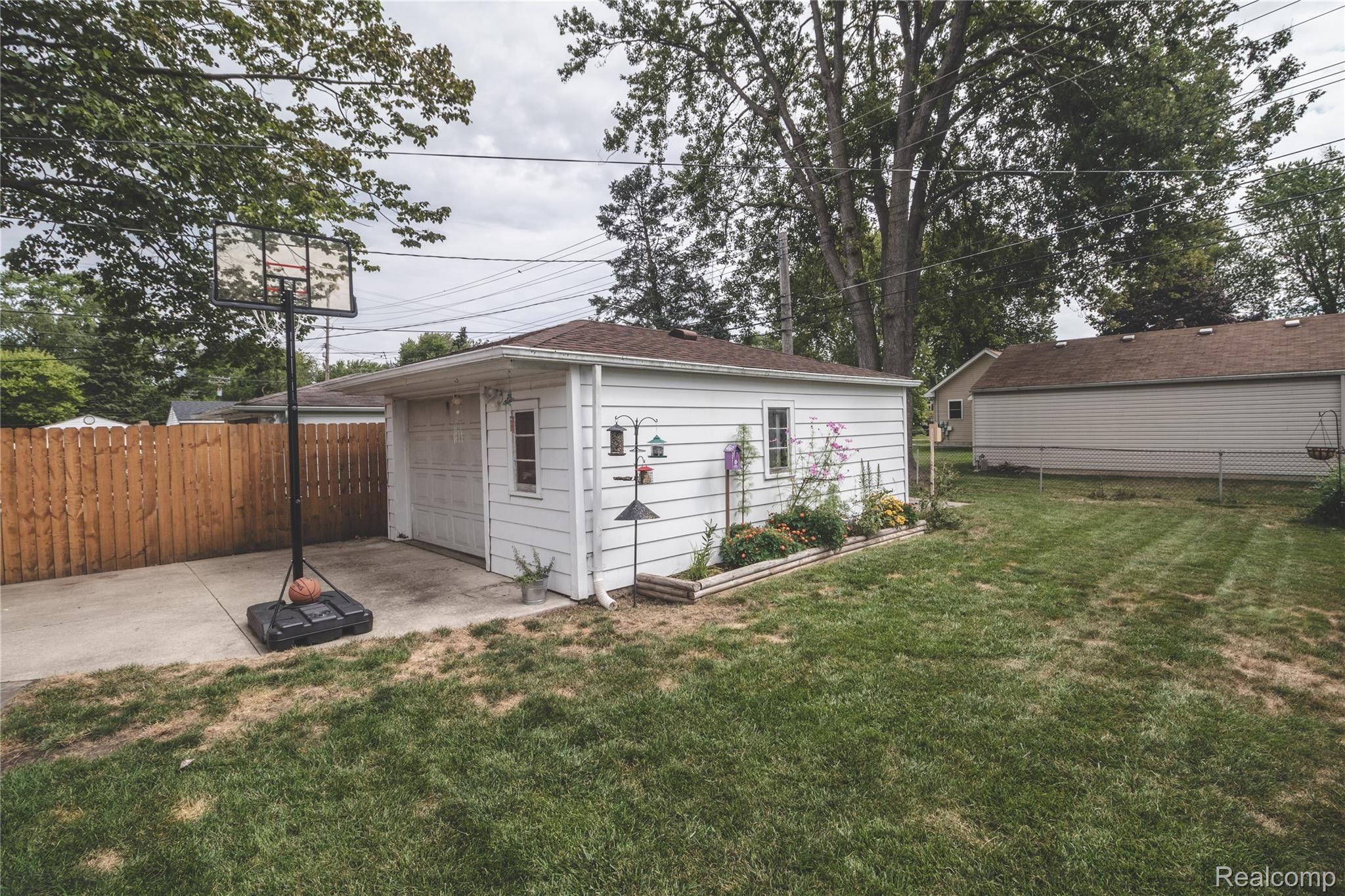 8954 Henry Ruff Road Livonia, MI 48150 - Photo 25 of 29 IMG_5485.jpg