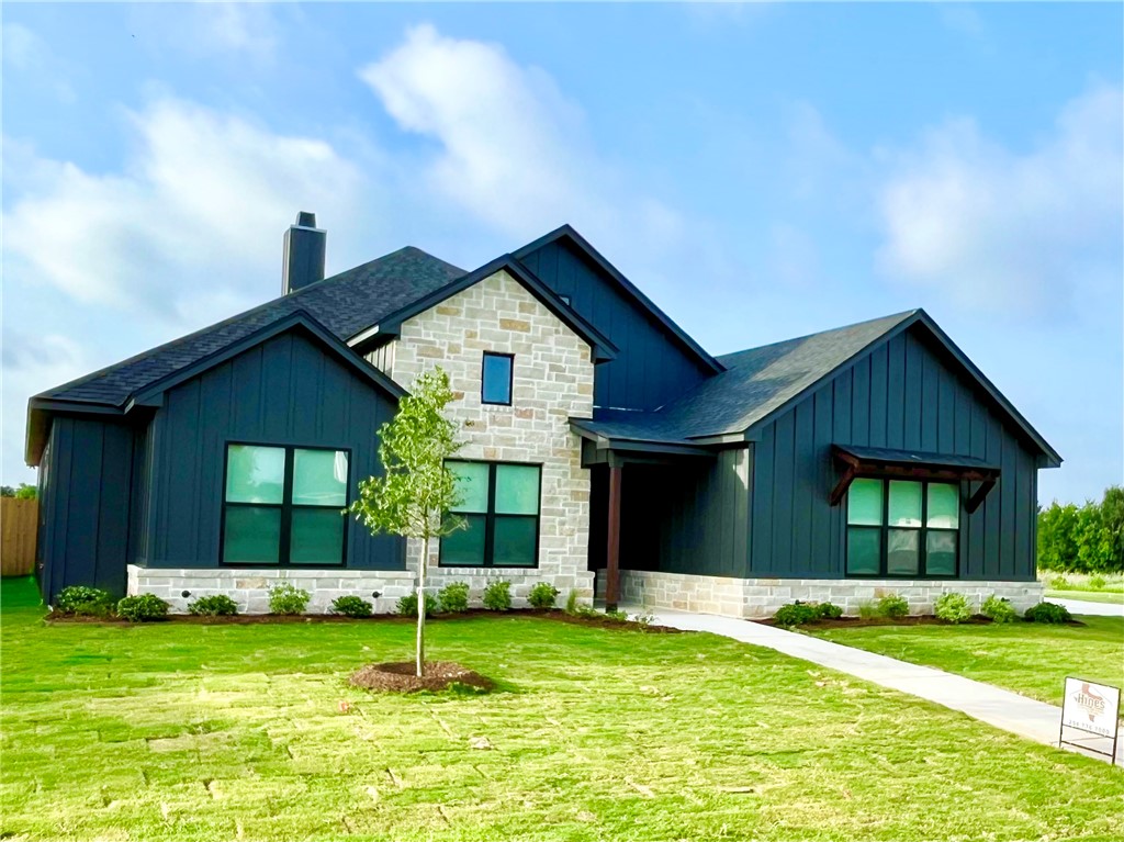 a house that is sitting in the grass