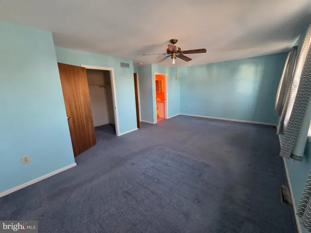 a view of empty room with a ceiling fan