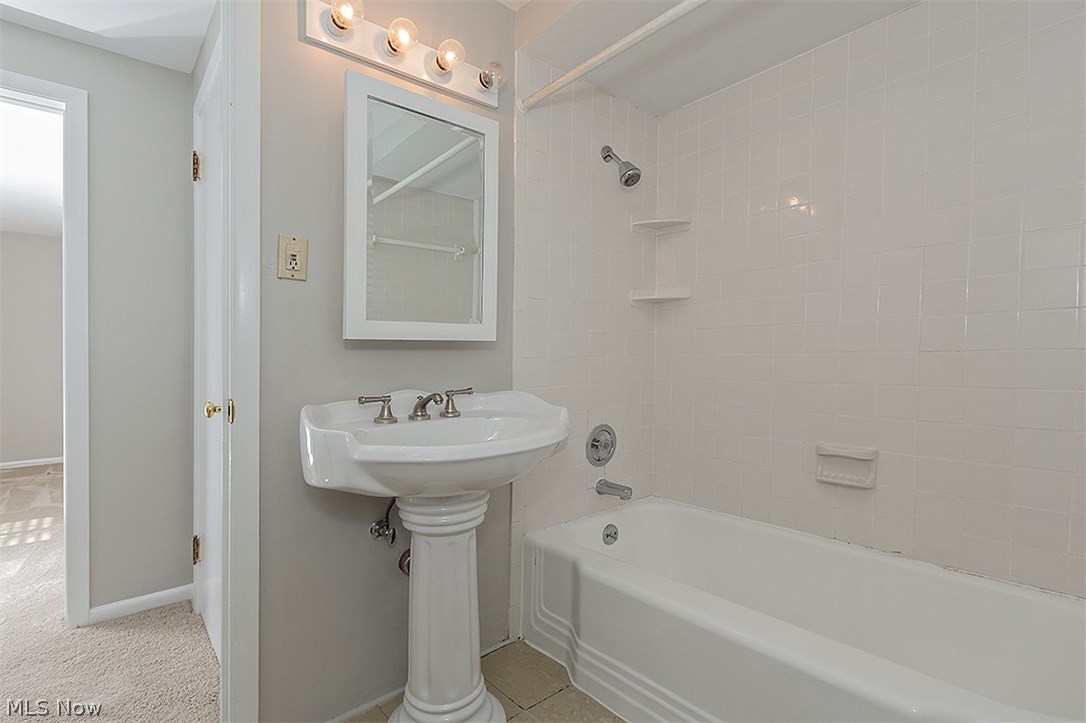 4024 Charlton Road Cleveland, OH 44121 - Photo 29 of 35