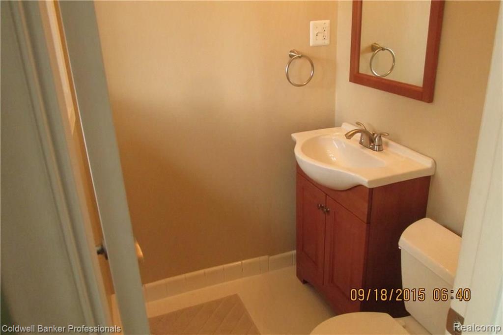 17241 Rougeway Street Livonia, MI 48152 - Photo 20 of 32