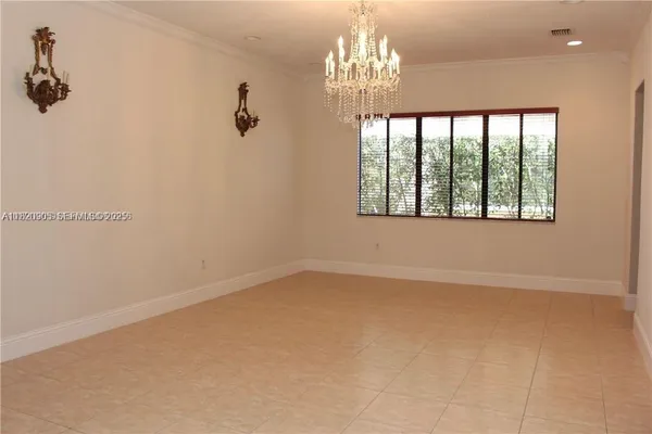 en empty room with windows and ceiling fan