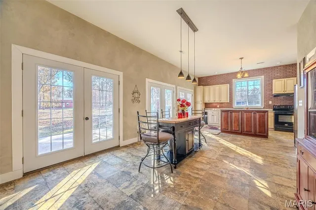 $879,000 | 15650 Hwy WW, Lebanon, MO 65536