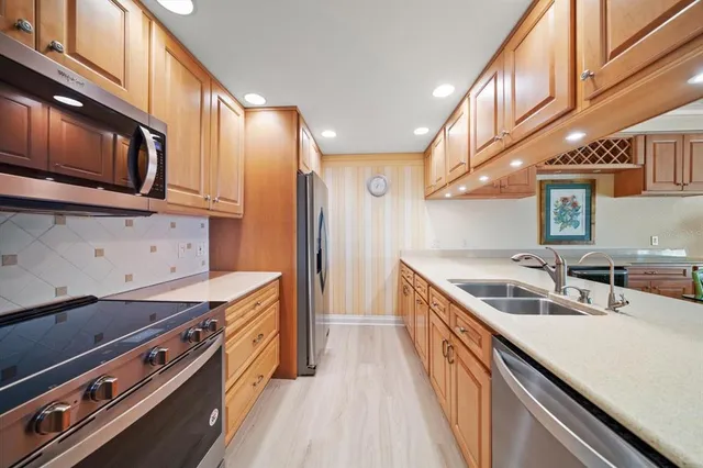 $1,100,000 | 2300 Gulf Boulevard, Unit D1, Belleair Beach, FL 33786