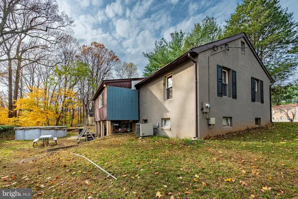 a house view with backyard space