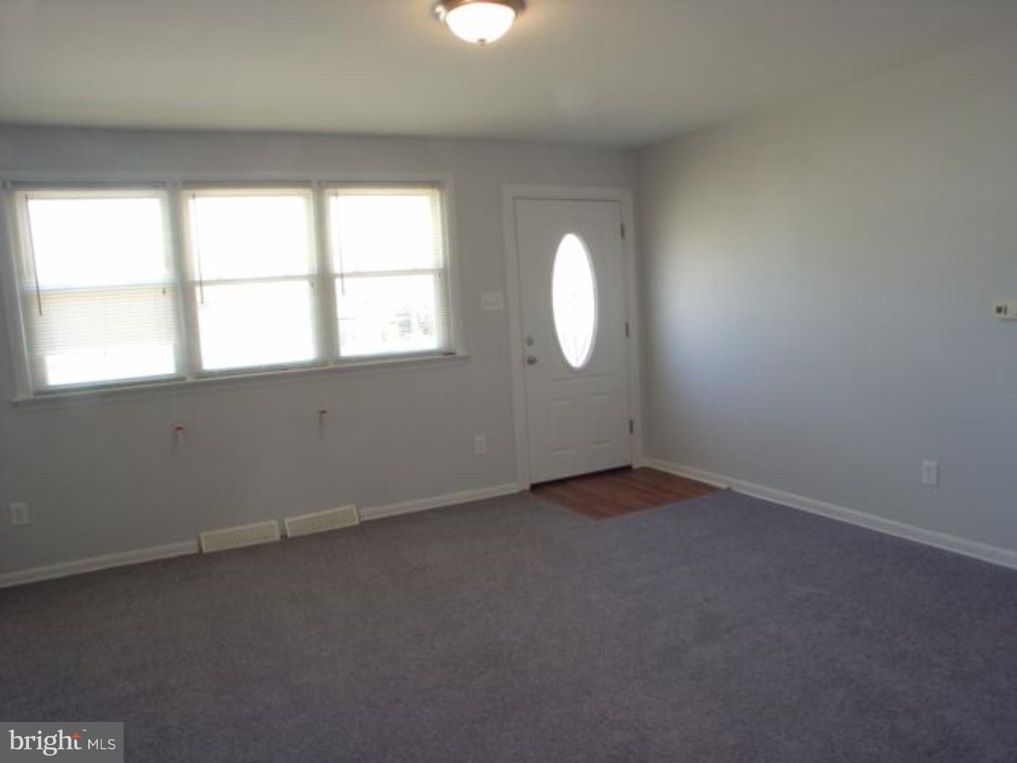 133 Eaton Road Pennsville, NJ 08070 - Photo 9 of 15 Living Room