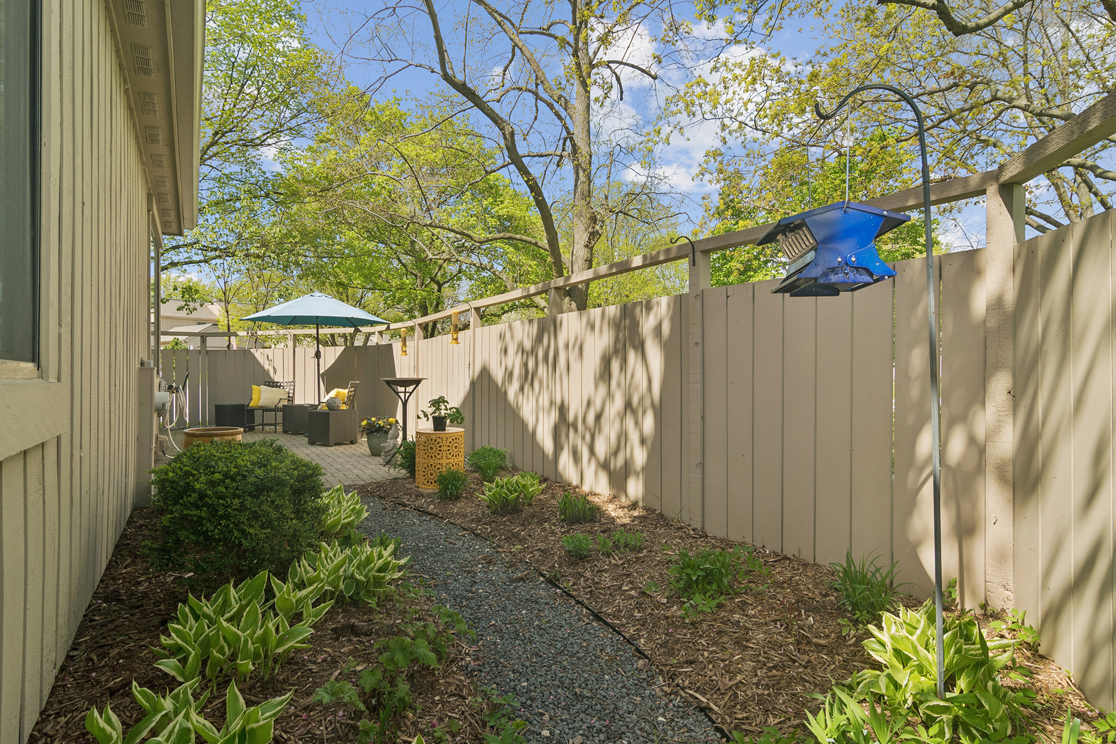 471 Old Barn Road Lake Barrington, IL 60010 - Photo 28 of 44 a backyard of a house with lots of green space