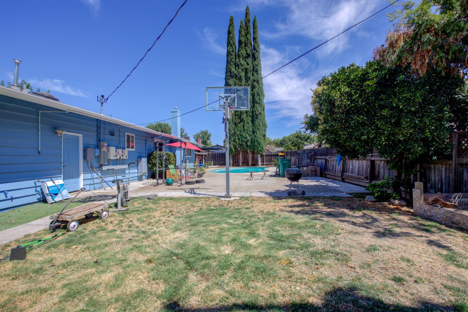 2982 Sequoia Drive Merced, CA 95340 - Photo 28 of 33 a view of a backyard with sitting area
