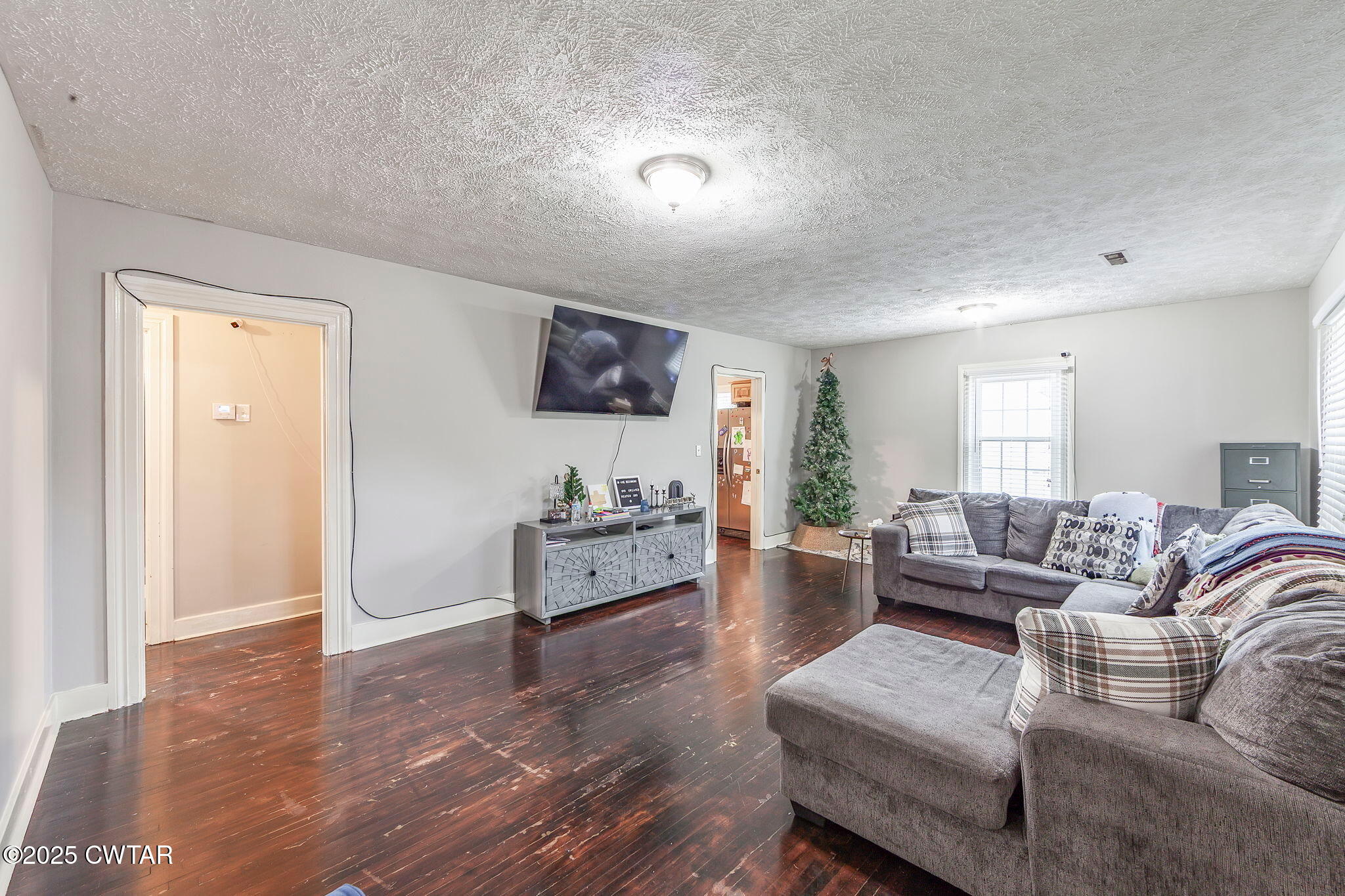 22 Sunset Avenue Jackson, TN 38301 - Photo 3 of 15 a living room with furniture and a flat screen tv