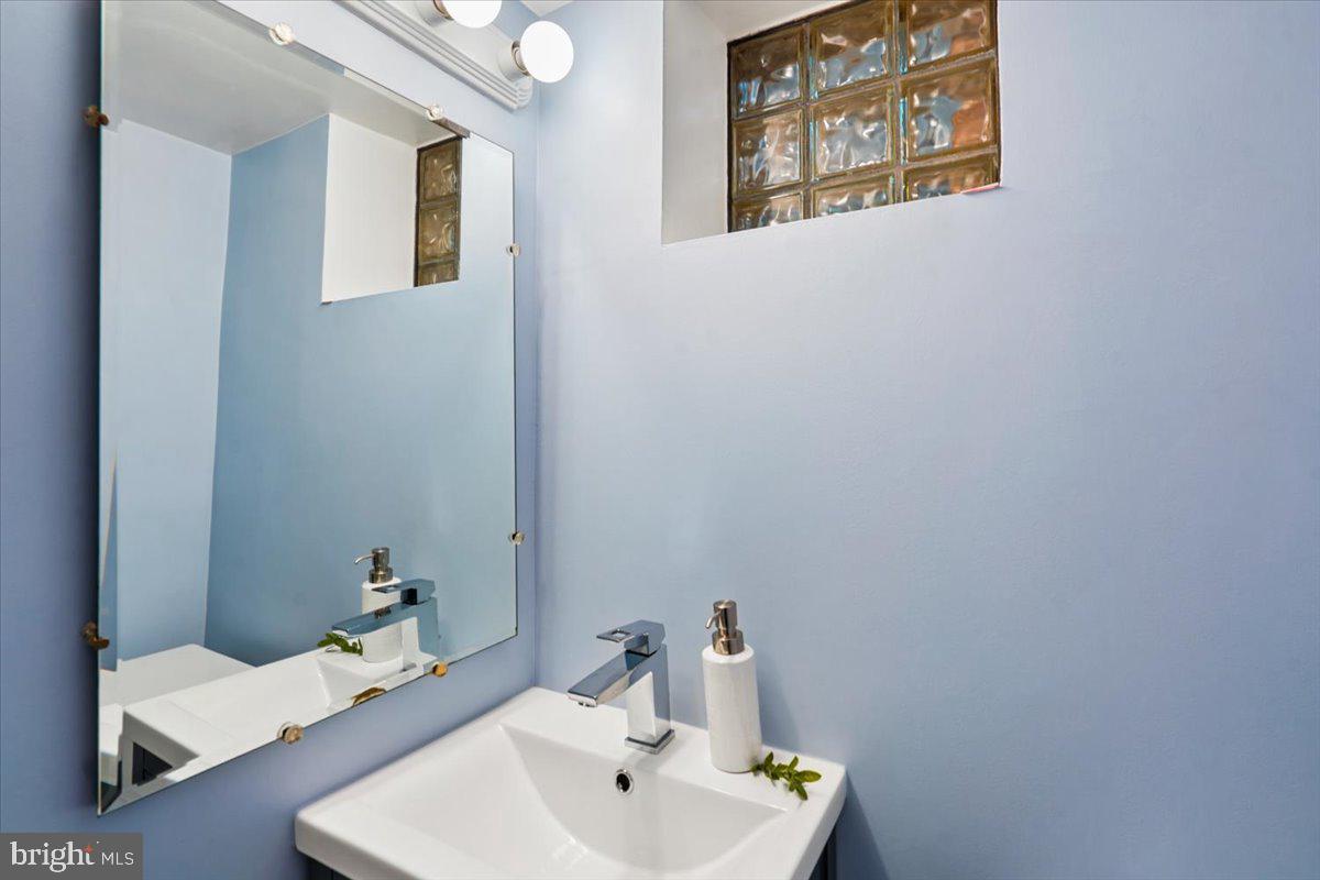 6500 Pyle Road Bethesda, MD 20817 - Photo 29 of 57 Full Bathroom