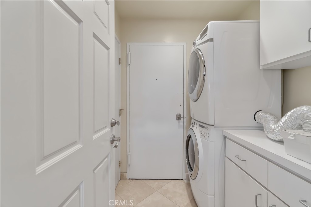 875 Comstock Avenue, Unit 16A Los Angeles, CA 90024 - Photo 22 of 28 a utility room with dryer and washer