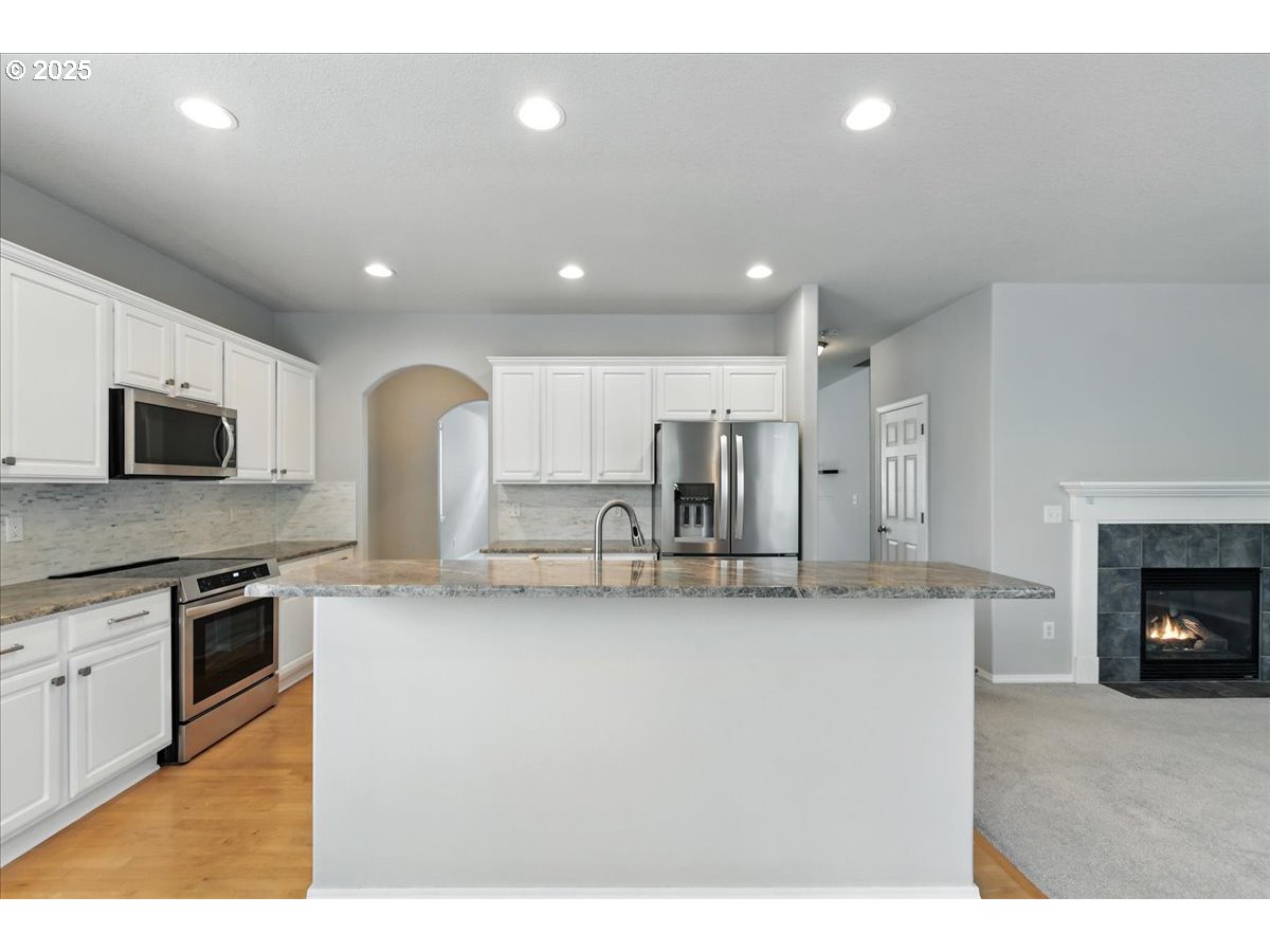 3839 Northwest 9th Loop Camas, WA 98607 - Photo 11 of 48 Kitchen
