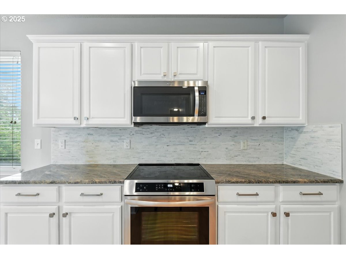 3839 Northwest 9th Loop Camas, WA 98607 - Photo 12 of 48 Kitchen