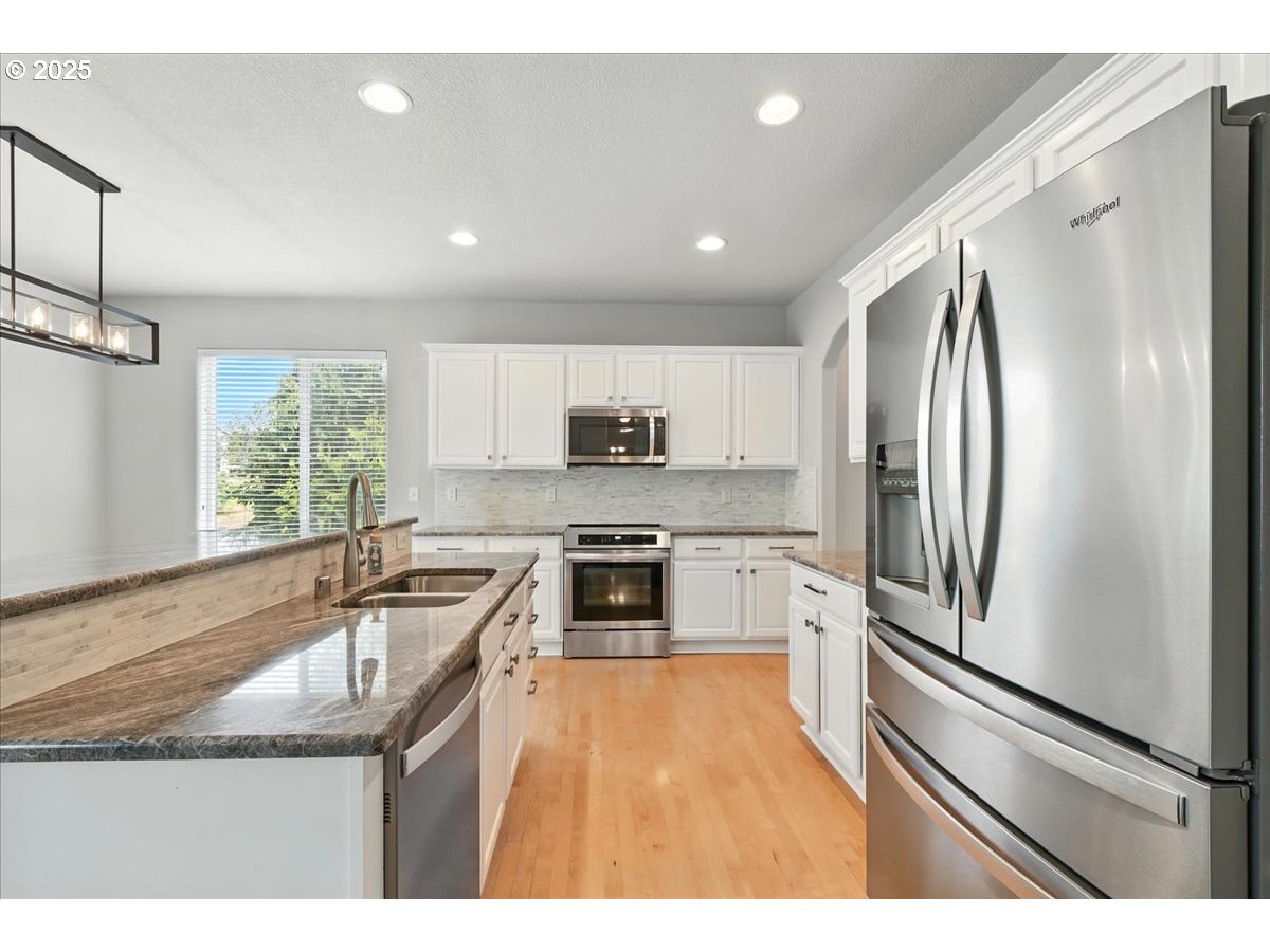 3839 Northwest 9th Loop Camas, WA 98607 - Photo 14 of 48 Kitchen