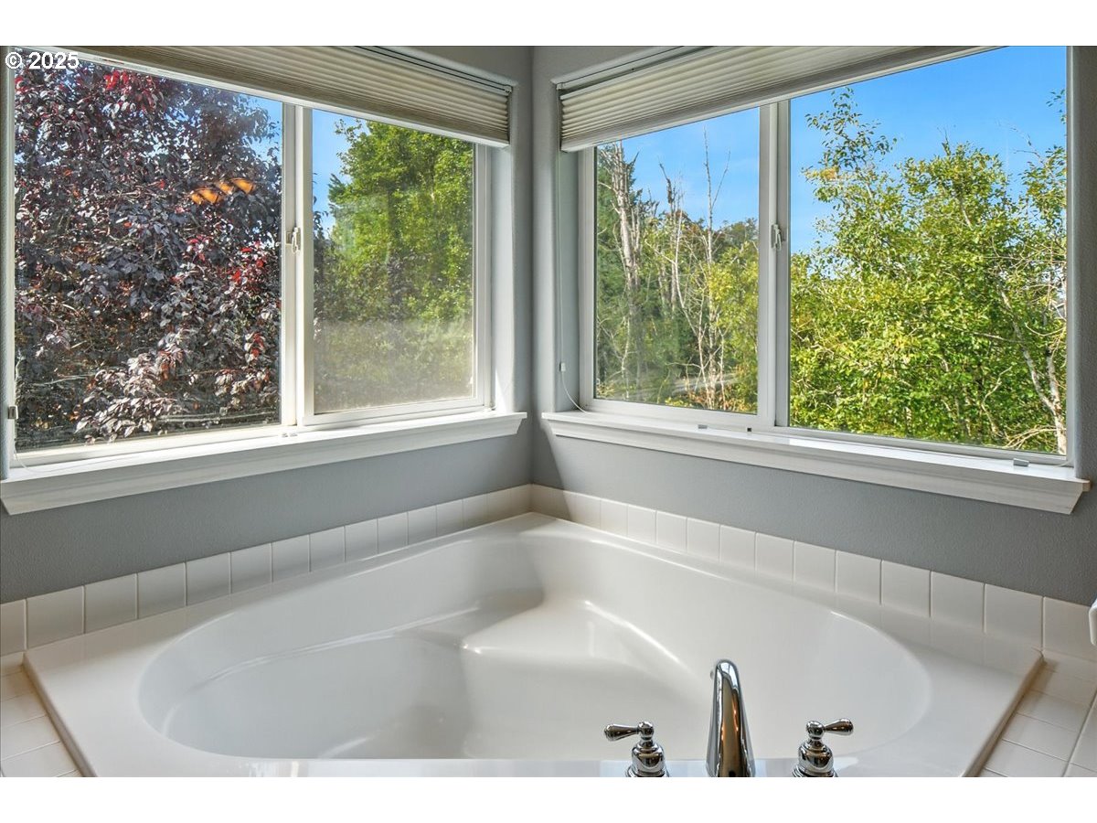 3839 Northwest 9th Loop Camas, WA 98607 - Photo 33 of 48 Owner's Suite Bathroom