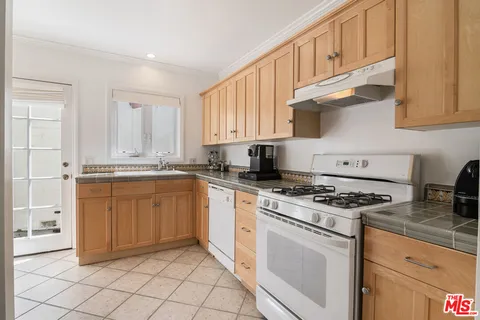 $1,995,000 | 9037 Elevado Avenue, West Hollywood, CA 90069