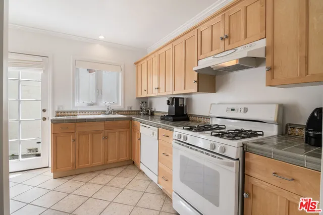 $1,995,000 | 9037 Elevado Avenue, West Hollywood, CA 90069