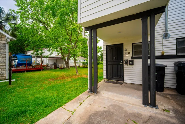 a view of a house with backyard and porch