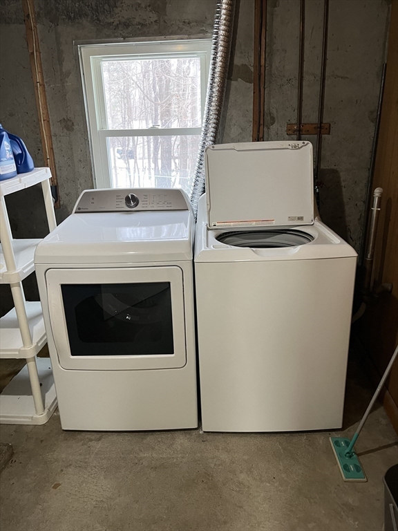 38 Chevy Chase Road Worcester, MA 01606 - Photo 27 of 35 a utility room with dryer and washer