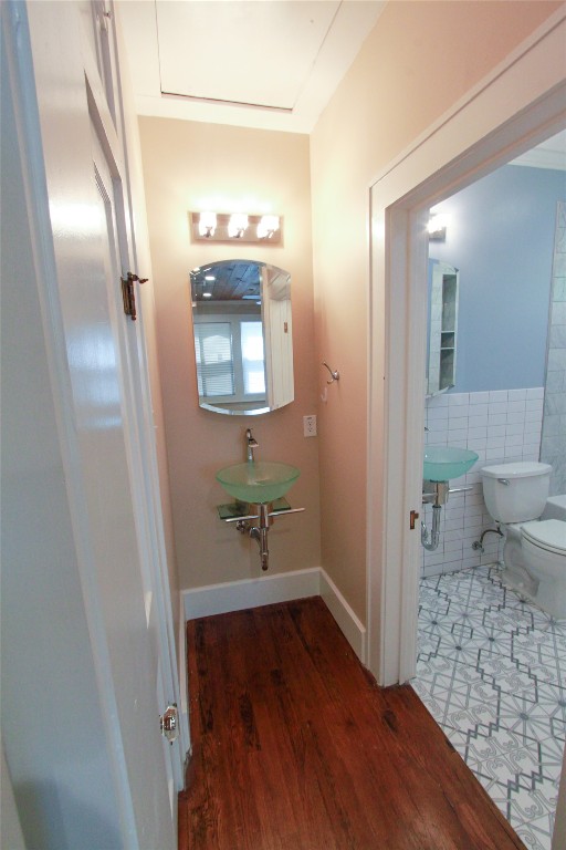 1301 South 6th Street Austin, TX 78704 - Photo 20 of 35 a bathroom with a sink and mirror