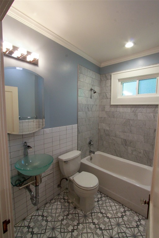 1301 South 6th Street Austin, TX 78704 - Photo 21 of 35 a bathroom with a toilet a sink and bathtub