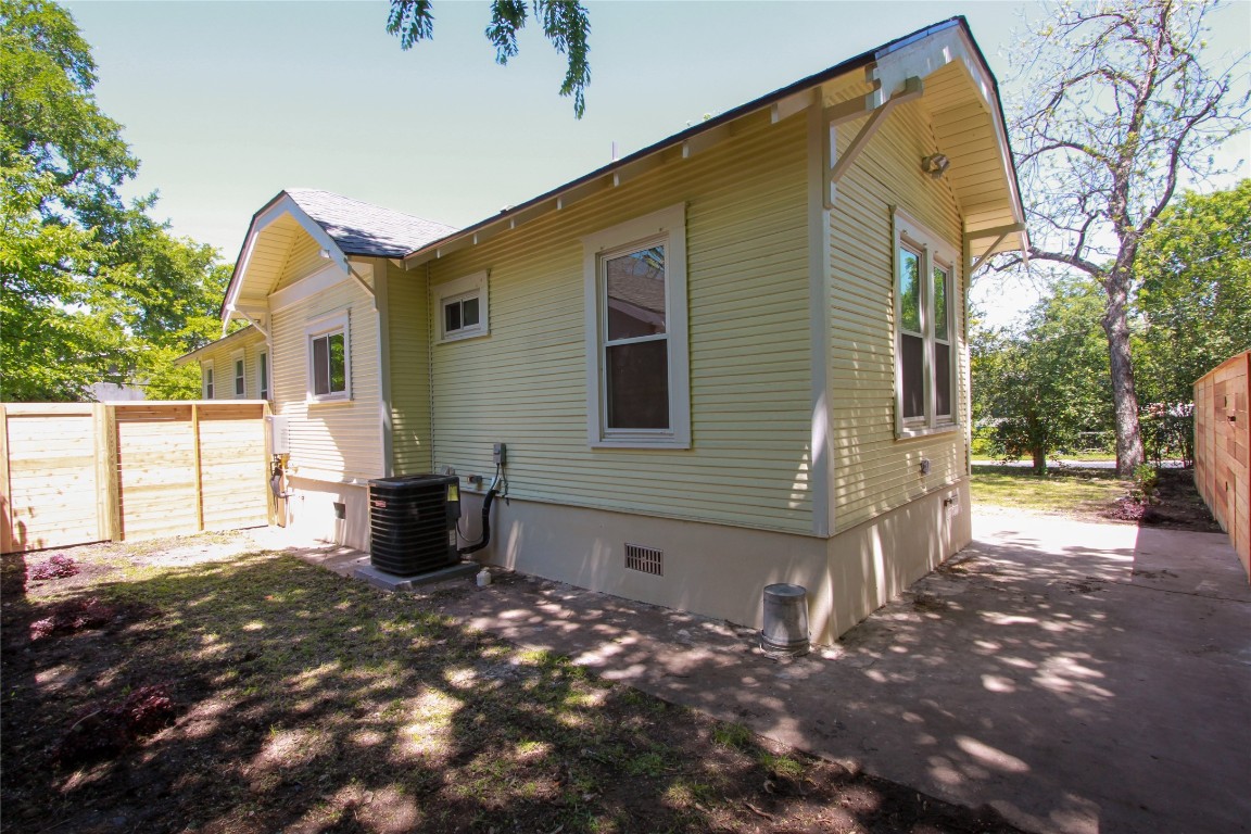 1301 South 6th Street Austin, TX 78704 - Photo 32 of 35 a front view of a house with a yard