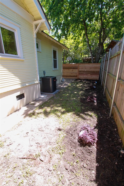1301 South 6th Street Austin, TX 78704 - Photo 33 of 35 a view of a backyard of the house