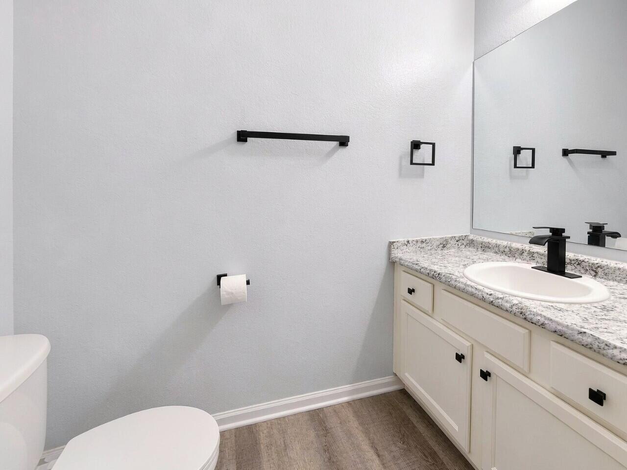 1014 Airport Road, Unit 121 Destin, FL 32541 - Photo 22 of 24 32-interior_bathroom_2_2