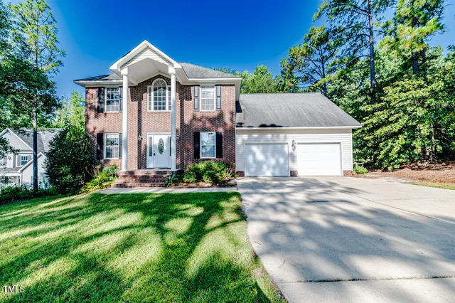 a view of a house with a backyard