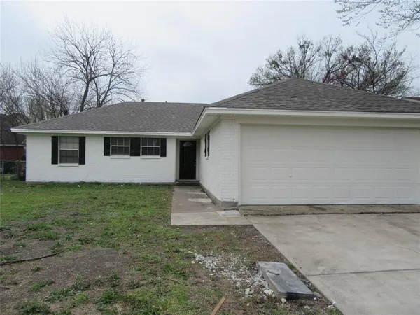$1,695 | 810 Lexington Drive, Lancaster, TX 75134