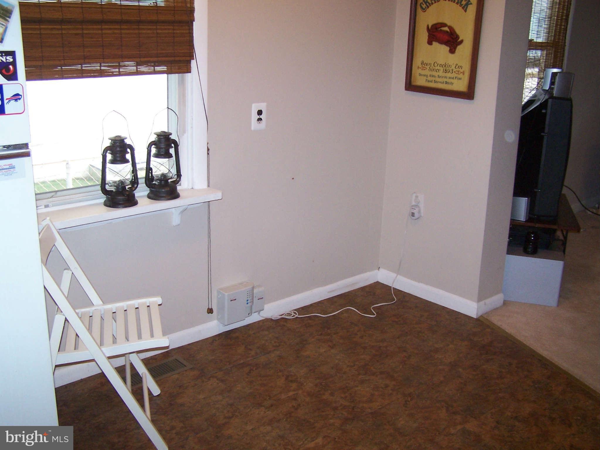 1749 Brookview Road Baltimore, MD 21222 - Photo 4 of 13 Table area