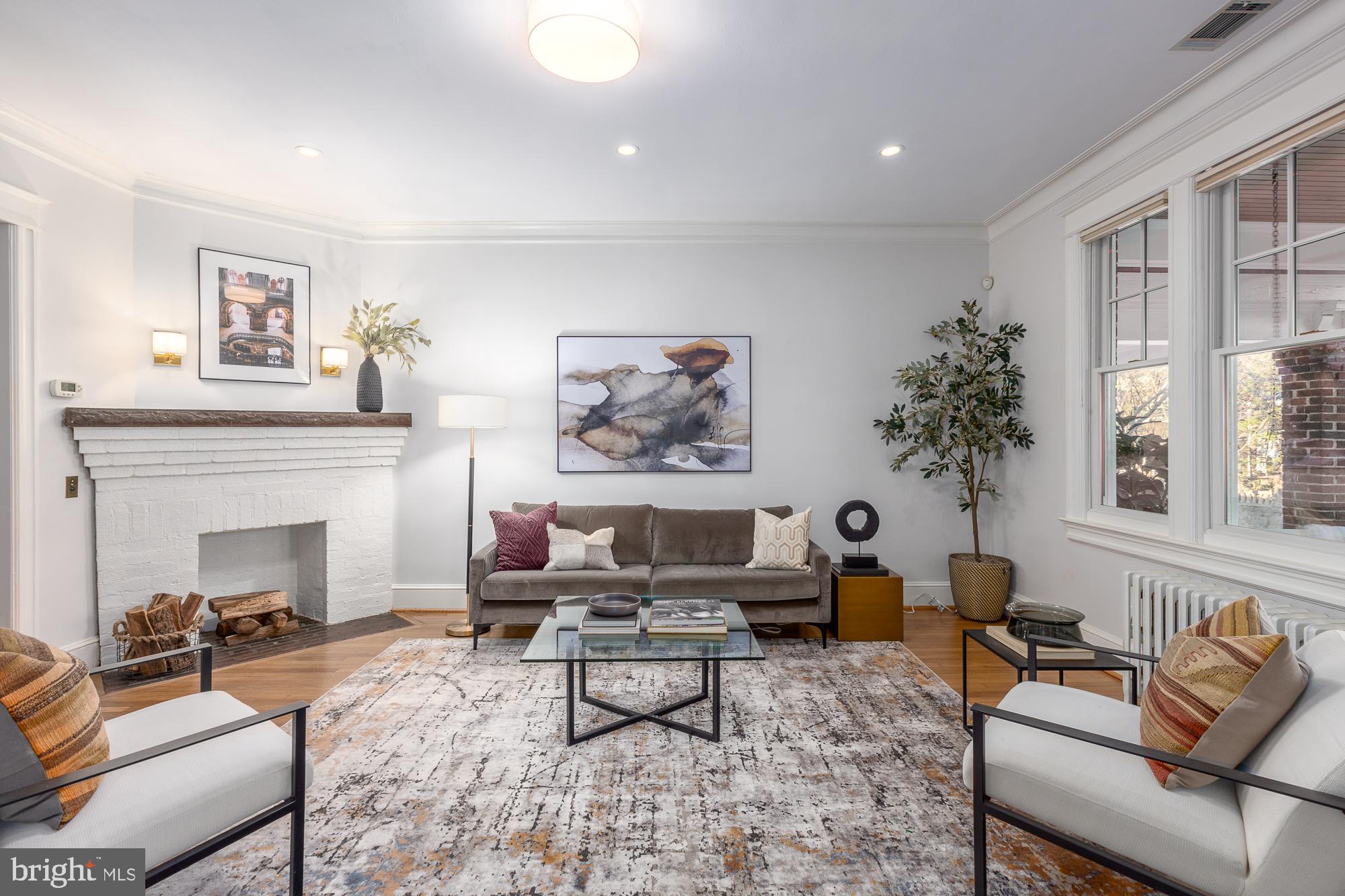 2004 Klingle Road Northwest Washington, DC 20010 - Photo 8 of 70 Spacious living room