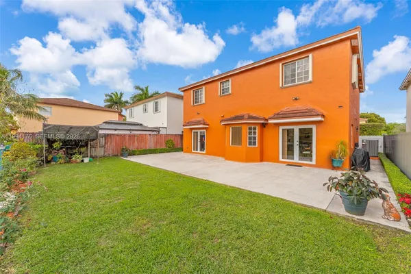 a view of yard with green space