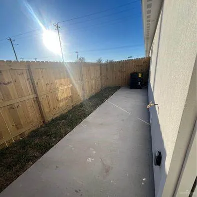 a view of a back yard